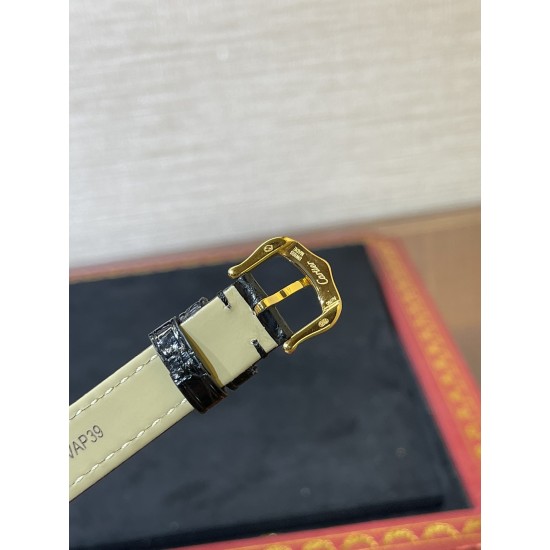 鳄鱼皮新品发布 奢华版满天星镶钻表盘卡地亚小旋风must de小金表vintage中古断货王，性价比高闭眼入。神仙颜值美绝trinity，小孩子才做选择，成年人都是all in![色]表径24mm，超薄厚度5.8mm，搭载瑞士石英机芯，罗马刻度奶油盘，简洁大两针，后镶天然美钻搭配鳄鱼皮表带更奢华超级闪。可仙可盐可甜，精致优雅上手绝美。时尚是一个经典的轮回～说不定今年的复古风，你就是走得最驾轻就熟的一个。推荐指数：⭐⭐⭐⭐⭐