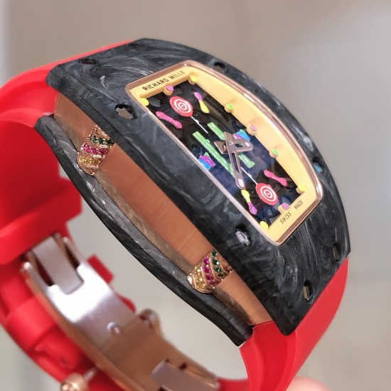 实拍 最新理查珐琅棉花糖理查德米勒 RichardMille 珐琅棉花糖 最新爆款 bon bon系列最稀有的作品!克服传统工艺打破模式!钟表最受尊敬的技术之一。不是所有人的嫁妆,棉花糖运动曲线和颜色,它们是诱人的。有了理查德米勒,实现了把棉花糖戴在你的手腕上!白色陶瓷加上黄粉绿搪瓷表盘,RM-07柔和的颜色创造了一个组合...甜蜜!糖果店的一次旅行,一个让人难以置信的艺术品。你会戴上它吗? 实拍 最新理查珐琅棉花糖理查德米勒 RichardMille 珐琅棉花糖 最新爆款 bon bon系列最稀有的作品!克服传统工艺打破模式!钟表最受尊敬的技术之一。不是所有人的嫁妆,棉花糖运动曲线和颜色,它们是诱人的。有了理查德米勒,实现了把棉花糖戴在你的手腕上!白色陶瓷加上黄粉绿搪瓷表盘,RM-07柔和的颜色创造了一个组合...甜蜜!糖果店的一次旅行,一个让人难以置信的艺术品。你会戴上它吗?