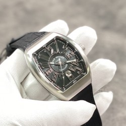 Franck Muller 法兰克穆勒 V45 自动机械腕表 。酒桶形精钢表壳搭配拱型蓝宝石镜面 ，拉丝纹表盘立体搪瓷刻度 ，日本西铁城9015自动机械机芯 ，黑色橡胶镶嵌牛皮表带 ，蝴蝶双按扣 。尺寸43.5mmX54.5mm。尽显休闲运动设计风格。tw厂出品，出货实拍