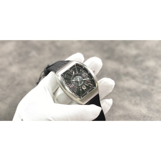 Franck Muller 法兰克穆勒 V45 自动机械腕表 。酒桶形精钢表壳搭配拱型蓝宝石镜面 ,拉丝纹表盘立体搪瓷刻度 ,日本西铁城9015自动机械机芯 ,黑色橡胶镶嵌牛皮表带 ,蝴蝶双按扣 。尺寸43.5mmX54.5mm。尽显休闲运动设计风格。tw厂出品,出货实拍 Franck Muller 法兰克穆勒 V45 自动机械腕表 。酒桶形精钢表壳搭配拱型蓝宝石镜面 ,拉丝纹表盘立体搪瓷刻度 ,日本西铁城9015自动机械机芯 ,黑色橡胶镶嵌牛皮表带 ,蝴蝶双按扣 。尺寸43.5mmX54.5mm。尽显休闲运动设计风格。tw厂出品,出货实拍