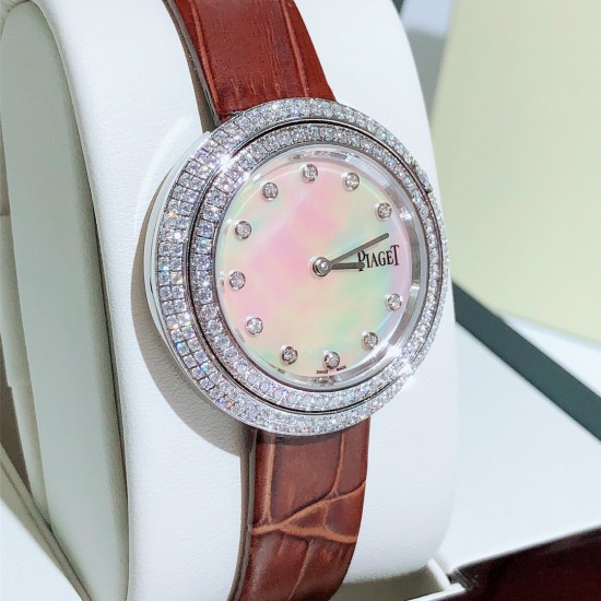 ★实拍 伯爵-PIAGET,时尚石英女款,来自Possession系列诚意推荐,魅力十足的臻品采用瑞士石英机芯,蓝宝石水晶玻璃镜面,表圈可360度旋转,在不经意的旋转之间带来不同的好心情灵动搭配,转动间,专属于你独一无二的个性造型耀目而生有光圈、单排钻和双排钻任性选择!表壳直径34mm厚度8mm。 ★实拍 伯爵-PIAGET,时尚石英女款,来自Possession系列诚意推荐,魅力十足的臻品采用瑞士石英机芯,蓝宝石水晶玻璃镜面,表圈可360度旋转,在不经意的旋转之间带来不同的好心情灵动搭配,转动间,专属于你独一无二的个性造型耀目而生有光圈、单排钻和双排钻任性选择!表壳直径34mm厚度8mm。