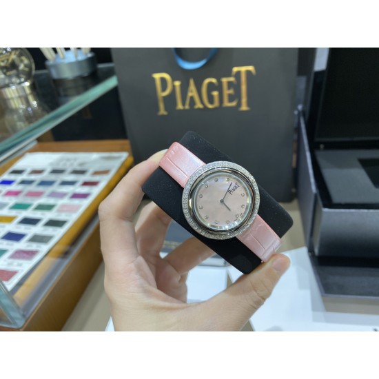 全网女生听我的!买它…❤️。 伯爵“时来运转”顶级奢侈品入门款第一眼看到它的时候我一眼就中,首先是外观设计足够百搭,旋转式表圈可自由转动,外层一圈可来回转动 很有寓意、一起“转动,遇见非凡”。百搭中号34尺寸!上手很秀气,彩色鳄鱼皮可轻松拆卸 看上去就高端,机芯采用瑞士进口石英机芯,螺旋式表圈316L精钢打磨抛光 表面光亮如镜、表盘内圈钻石刻度 11颗⭕️圆形美钻、外圈42颗圆形美钻 全网女生听我的!买它…❤️。 伯爵“时来运转”顶级奢侈品入门款第一眼看到它的时候我一眼就中,首先是外观设计足够百搭,旋转式表圈可自由转动,外层一圈可来回转动 很有寓意、一起“转动,遇见非凡”。百搭中号34尺寸!上手很秀气,彩色鳄鱼皮可轻松拆卸 看上去就高端,机芯采用瑞士进口石英机芯,螺旋式表圈316L精钢打磨抛光 表面光亮如镜、表盘内圈钻石刻度 11颗⭕️圆形美钻、外圈42颗圆形美钻