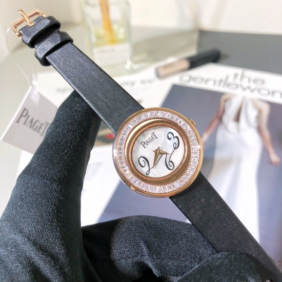 新方钻 伯爵-PIAGET,POSESSION时来运转系列,女士皮带腕表,镶饰方钻石,旋转圈口。这款高级女士腕表以Posession系列的标志性旋转圆环为灵感,搭配璀璨钻石彰显标志性风格,进口瑞士机芯,蓝宝石水晶玻璃,采用原装针式表扣佩戴方便!尺寸:29mm实物拍摄品质如一! 新方钻 伯爵-PIAGET,POSESSION时来运转系列,女士皮带腕表,镶饰方钻石,旋转圈口。这款高级女士腕表以Posession系列的标志性旋转圆环为灵感,搭配璀璨钻石彰显标志性风格,进口瑞士机芯,蓝宝石水晶玻璃,采用原装针式表扣佩戴方便!尺寸:29mm实物拍摄品质如一!