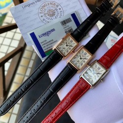 实拍 浪琴-Longines 全新蓝色 戴卓维纳系列 精致两针半女士腕表   高端配置 搭配精准进口石英机芯   拱形双卜蓝宝石玻璃 进口牛皮/316精钢表带  直径30*21mm厚7mm ❤浪琴表自然少不了优雅华丽的女士腕表，黛绰维纳系列腕表，每一枚都充满了浓郁的意式风情，无论是漫步于罗马的街头巷尾,还是享受迷人的海滨时光,黛绰维纳系列都会是最动人的景色。