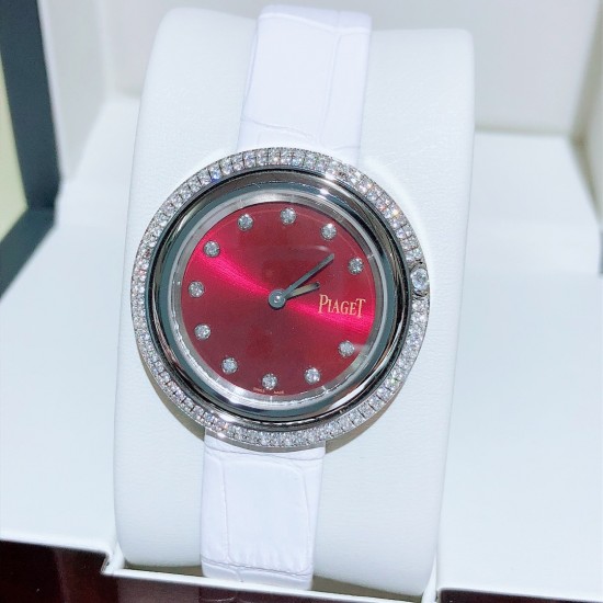 ★实拍 伯爵-PIAGET,时尚石英女款,来自Possession系列诚意推荐,魅力十足的臻品采用瑞士石英机芯,蓝宝石水晶玻璃镜面,表圈可360度旋转,在不经意的旋转之间带来不同的好心情灵动搭配,转动间,专属于你独一无二的个性造型耀目而生有光圈、单排钻和双排钻任性选择!表壳直径34mm厚度8mm。 ★实拍 伯爵-PIAGET,时尚石英女款,来自Possession系列诚意推荐,魅力十足的臻品采用瑞士石英机芯,蓝宝石水晶玻璃镜面,表圈可360度旋转,在不经意的旋转之间带来不同的好心情灵动搭配,转动间,专属于你独一无二的个性造型耀目而生有光圈、单排钻和双排钻任性选择!表壳直径34mm厚度8mm。