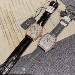 我们来咯～以最美的价格做最实在的品质实拍 法兰克穆勒 CINTREE CURVEX系列  316L  精钢表壳 ，CNC加工抛光表壳，全壳PVP真空电镀持色更久。底盖与表壳无缝拼接，精雕成形，扣子底部以及底盖内部延续法穆兰标志字体雕刻清晰！搭配制作过程相当复杂的拱形表盘，立体厚镀阿拉伯数字时标。 机芯采用进口石英机芯 走时精准。外壳采用5A级水钻手工镶钻法镶嵌，奢华璀璨。匠心打造，工艺完美。