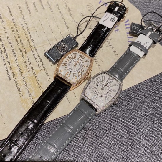 我们来咯~以最美的价格做最实在的品质实拍 法兰克穆勒 CINTREE CURVEX系列 316L 精钢表壳 ,CNC加工抛光表壳,全壳PVP真空电镀持色更久。底盖与表壳无缝拼接,精雕成形,扣子底部以及底盖内部延续法穆兰标志字体雕刻清晰!搭配制作过程相当复杂的拱形表盘,立体厚镀阿拉伯数字时标。 机芯采用进口石英机芯 走时精准。外壳采用5A级水钻手工镶钻法镶嵌,奢华璀璨。匠心打造,工艺完美。 我们来咯~以最美的价格做最实在的品质实拍 法兰克穆勒 CINTREE CURVEX系列 316L 精钢表壳 ,CNC加工抛光表壳,全壳PVP真空电镀持色更久。底盖与表壳无缝拼接,精雕成形,扣子底部以及底盖内部延续法穆兰标志字体雕刻清晰!搭配制作过程相当复杂的拱形表盘,立体厚镀阿拉伯数字时标。 机芯采用进口石英机芯 走时精准。外壳采用5A级水钻手工镶钻法镶嵌,奢华璀璨。匠心打造,工艺完美。
