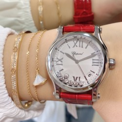 实拍 最新配色 特别款 最强副本萧邦CHOPARD快乐钻系列（原版开模）「中号36mm 」历时一年多研发终于面世，在蓝气球已经是女士标配的时代 萧邦快乐钻系列女表脱颖而出，成为时尚界追捧的一股潮流！此款不但能凸显出钻石的高贵而且更是「女神」最渴望拥有腕表之一 轻松出席各种场合不会出现「同款尴尬」【表带】标配美洲鳄鱼皮 【机芯】采用TOP级海鸥2892机芯，每颗机芯都经制表师的精调细选，确保带来稳定可靠的精准走时。绝世精品！图为36尺寸