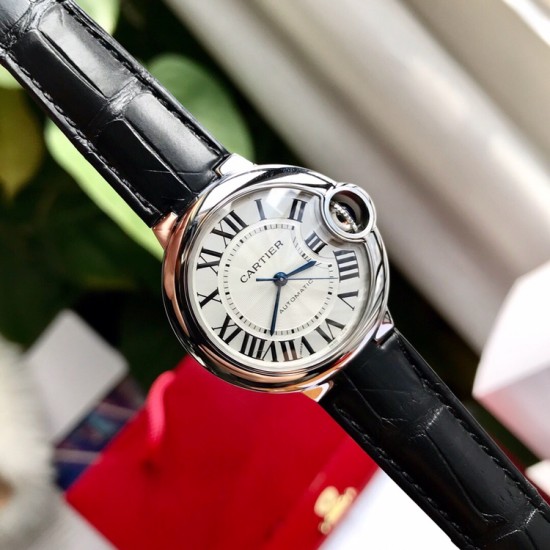 卡地亚 蓝气球「 Cartier 」凹面弧形表壳,扭索雕纹表盘,剑形指针,在卡地亚制表世界中,Ballon Bleu 蓝气球腕表以风格细腻,格调高雅著称。 卡地亚 蓝气球「 Cartier 」凹面弧形表壳,扭索雕纹表盘,剑形指针,在卡地亚制表世界中,Ballon Bleu 蓝气球腕表以风格细腻,格调高雅著称。