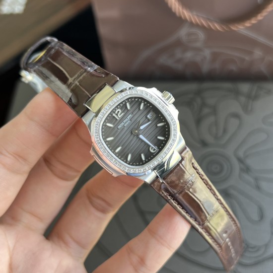 百达翡丽Nautilus 系列7010R最美鹦鹉螺。整个表盘、表壳以及标志性的“锚链式”表耳都采用全手工雪花密镶钻石,以优雅外观体现超卓工艺,美若冰晶,腕表中的“蓝血贵族”。采用32mm表径 上手贴合,进口石英机芯 走时精准,表壳采用不锈钢18k镀玫瑰金,表圈镶嵌46颗,搭配美洲鳄鱼皮表带。送礼自戴首选! 百达翡丽Nautilus 系列7010R最美鹦鹉螺。整个表盘、表壳以及标志性的“锚链式”表耳都采用全手工雪花密镶钻石,以优雅外观体现超卓工艺,美若冰晶,腕表中的“蓝血贵族”。采用32mm表径 上手贴合,进口石英机芯 走时精准,表壳采用不锈钢18k镀玫瑰金,表圈镶嵌46颗,搭配美洲鳄鱼皮表带。送礼自戴首选!