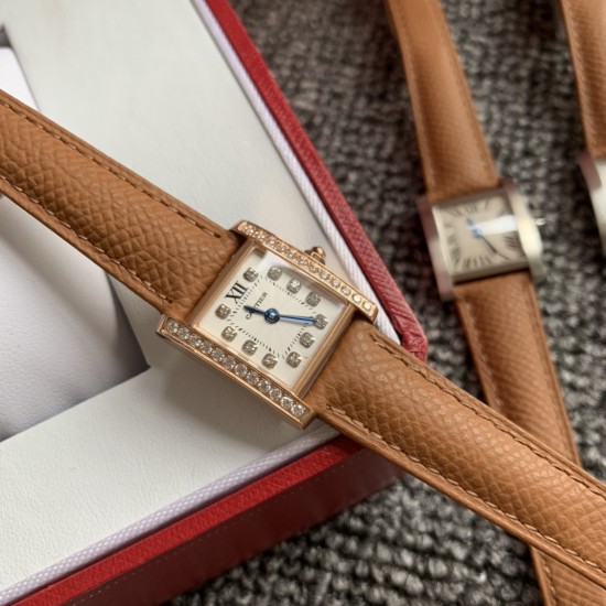 实拍 2020最新卡地亚法国坦克Cartier Tank Franaise系列,一款百搭 性价比又高的手表 搭配全新专柜欧版风格定制的原厂表带,进口瑞士石英机芯。八角形表冠,镶嵌一颗凸圆形合成尖晶石,剑形蓝钢指针,蓝宝石水晶镜面,采用与原装一致的实心内罩,尺寸:25 x 20mm。佩戴舒适柔软服帖,上手显得高贵又典雅,很气质很女人独家货源。 实拍 2020最新卡地亚法国坦克Cartier Tank Franaise系列,一款百搭 性价比又高的手表 搭配全新专柜欧版风格定制的原厂表带,进口瑞士石英机芯。八角形表冠,镶嵌一颗凸圆形合成尖晶石,剑形蓝钢指针,蓝宝石水晶镜面,采用与原装一致的实心内罩,尺寸:25 x 20mm。佩戴舒适柔软服帖,上手显得高贵又典雅,很气质很女人独家货源。