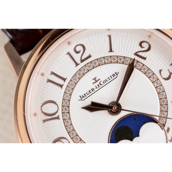 JL Factory最新力作 原版复刻 Jaeger-LeCoultre☘️积家Rendez-VousMoon月相腕表女神必备腕表,精钢/玫瑰金表壳,直径34mm,功能:日历.昼夜星晨,时分秒显示功能,功能与专柜一致,镶钻表圈,蓝宝石水晶表镜表背,银色玑镂表盘,精钢/玫瑰金指针,搭载925A/1自动上链机芯,动力存储40小时,防水50米。JL匠心之作 值得你品鉴! JL Factory最新力作 原版复刻 Jaeger-LeCoultre☘️积家Rendez-VousMoon月相腕表女神必备腕表,精钢/玫瑰金表壳,直径34mm,功能:日历.昼夜星晨,时分秒显示功能,功能与专柜一致,镶钻表圈,蓝宝石水晶表镜表背,银色玑镂表盘,精钢/玫瑰金指针,搭载925A/1自动上链机芯,动力存储40小时,防水50米。JL匠心之作 值得你品鉴!