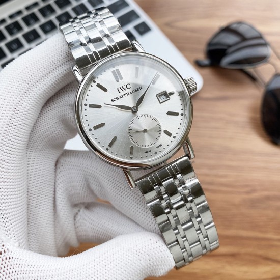 实物拍摄品牌：万国-IWC  类型：[酷]男士腕表表壳：316精钢（做工优质）表带：进口真牛皮/316精钢(两种可选)机芯：高级定制全自动机械机芯（走时稳定）玻璃：高级强化镀膜镜面尺寸：直径40mm，厚度12mm