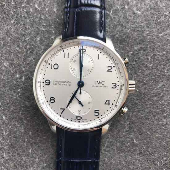 ZF扛鼎新作——IWC万国表葡萄牙系列IW371605腕表(2019年大改款葡计) 【精彩细节】1.精致背透,机芯可一览无余2.新版表扣设计更加舒适精妙3.定制版CAL.69355机芯,无理由实现原装所有功能【表壳】腕表尺寸41mmX13mm1.ZF早已烂熟于胸的万国打磨技艺,实力演绎IWC的原汁原味2.前后两片蓝宝石水晶玻璃,通透无比3.比例和版型经过多次校正,做到与正品一致贴合手腕清新俊逸 品貌非凡ZF出品 必属精品 ZF扛鼎新作——IWC万国表葡萄牙系列IW371605腕表(2019年大改款葡计) 【精彩细节】1.精致背透,机芯可一览无余2.新版表扣设计更加舒适精妙3.定制版CAL.69355机芯,无理由实现原装所有功能【表壳】腕表尺寸41mmX13mm1.ZF早已烂熟于胸的万国打磨技艺,实力演绎IWC的原汁原味2.前后两片蓝宝石水晶玻璃,通透无比3.比例和版型经过多次校正,做到与正品一致贴合手腕清新俊逸 品貌非凡ZF出品 必属精品