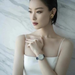 新春款，积家星空月相约会。积家月相约会系列型号:357843J 腕表浪漫登场,功能同步原装，与原装对版。          【机芯】采用优美达9015机芯改装925A/1，功能同步原装:  6点钟月相盘为一个月走一圈， 7点钟方向表壳按钮调节月相功能。【表壳】直径34mm，厚度8.8毫米。外观同原装精钢材质打造•表圈镶嵌了紧密排列的明亮式切割钻石。【表盘】扭索饰纹表盘，内表盘和谐对称的点缀了尺寸较小的美钻。【表镜】材质为蓝宝石水晶玻璃镜面高透清晰高透清晰。 【表带】意大利质感小牛皮。一切以实物说话