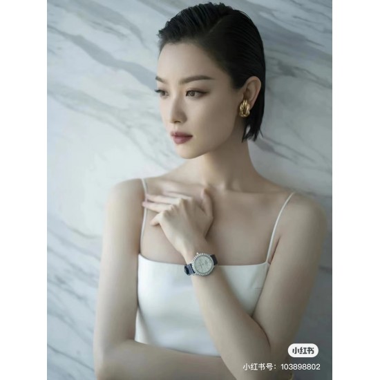 新春款,积家星空月相约会。积家月相约会系列型号:357843J 腕表浪漫登场,功能同步原装,与原装对版。 【机芯】采用优美达9015机芯改装925A/1,功能同步原装: 6点钟月相盘为一个月走一圈, 7点钟方向表壳按钮调节月相功能。【表壳】直径34mm,厚度8.8毫米。外观同原装精钢材质打造•表圈镶嵌了紧密排列的明亮式切割钻石。【表盘】扭索饰纹表盘,内表盘和谐对称的点缀了尺寸较小的美钻。【表镜】材质为蓝宝石水晶玻璃镜面高透清晰高透清晰。 【表带】意大利质感小牛皮。一切以实物说话 新春款,积家星空月相约会。积家月相约会系列型号:357843J 腕表浪漫登场,功能同步原装,与原装对版。 【机芯】采用优美达9015机芯改装925A/1,功能同步原装: 6点钟月相盘为一个月走一圈, 7点钟方向表壳按钮调节月相功能。【表壳】直径34mm,厚度8.8毫米。外观同原装精钢材质打造•表圈镶嵌了紧密排列的明亮式切割钻石。【表盘】扭索饰纹表盘,内表盘和谐对称的点缀了尺寸较小的美钻。【表镜】材质为蓝宝石水晶玻璃镜面高透清晰高透清晰。 【表带】意大利质感小牛皮。一切以实物说话