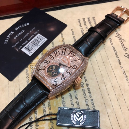 【独家实拍 法兰克穆勒-Franck muller 男士腕表 】法兰克穆勒 FM全新升级版 酒桶满天星,8880 CC AT 飞轮系列 ,独具一格匠心之作,精工雕刻镶嵌数字飞轮表盘,正明珠自动上链机械机芯 原装1:1 功能 暗喻不拘一格的独立型格,耐磨蓝光水晶镜面 304L精钢镶钻外壳 经过多道工序制作而成,不惜代价还原正品! 复古摩登与现代张扬兼具,佩戴于腕间,彰显独特品味! 【独家实拍 法兰克穆勒-Franck muller 男士腕表 】法兰克穆勒 FM全新升级版 酒桶满天星,8880 CC AT 飞轮系列 ,独具一格匠心之作,精工雕刻镶嵌数字飞轮表盘,正明珠自动上链机械机芯 原装1:1 功能 暗喻不拘一格的独立型格,耐磨蓝光水晶镜面 304L精钢镶钻外壳 经过多道工序制作而成,不惜代价还原正品! 复古摩登与现代张扬兼具,佩戴于腕间,彰显独特品味!