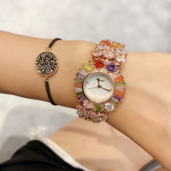 Chopard 萧邦 新款彩钻腕表：精致奢华；整表采用镶嵌技术；珍珠母贝、创意珠宝系列女士腕表镶嵌明亮式切割钻石、圆形切割钻石和蛋形彩锆石、这不仅是一款非凡的腕表，更堪称一件珠宝工艺杰作，完美结合创意、彩色宝石和打破常规的切割，彰显着品牌的魅力．壳直径33mm、