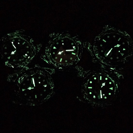 劳力士Rolex Daytona翡翠夜光全碳纤维GMT横空出世 这款获得天文台认证的首款全碳纤维GMT搭载2836全自动机械 蓝宝石抗刮损水晶镜面 碳纤维字面 完美复刻 原装同步橡树胶带 原装扣 更加柔软舒适 方便佩戴 爱不释手的劳力士GMT 品不完的一劳永逸!!! 劳力士Rolex Daytona翡翠夜光全碳纤维GMT横空出世 这款获得天文台认证的首款全碳纤维GMT搭载2836全自动机械 蓝宝石抗刮损水晶镜面 碳纤维字面 完美复刻 原装同步橡树胶带 原装扣 更加柔软舒适 方便佩戴 爱不释手的劳力士GMT 品不完的一劳永逸!!!