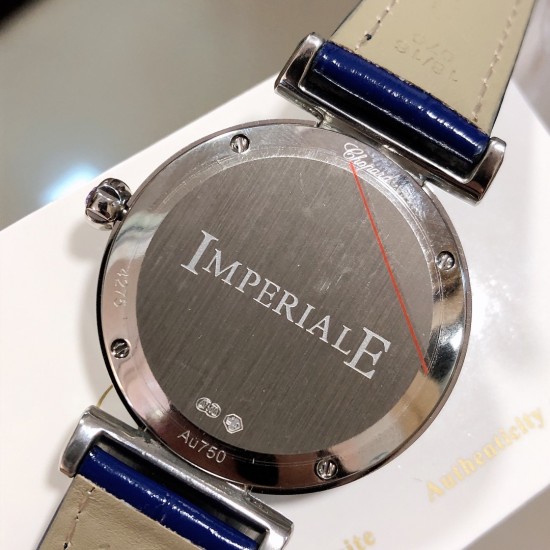 实拍 萧邦 CHOPARD IMPERIALE 系列腕表。独特风格带您走进一个新阶段并且成功塑造了崇尚自我表达和与众不同的生活化概念，316精钢材质，此表款全手工镶嵌施华洛世奇水晶钻，成为了美式奢侈生活风格的代表！进口石英机芯以及精细做工，佩戴贴手舒适，设计风格简约明朗。充满奢华璀璨的气息，光彩夺人、让你瞬间提升华丽的气质 ！