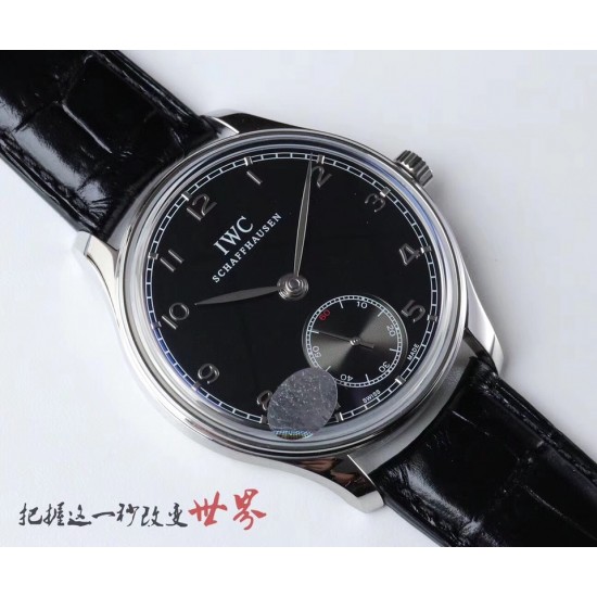 IWC 万国(葡萄牙系列)V3版 IW545408型腕表,简称“琼斯之剑”。正品开模,干练整洁,专为男士打造的腕表。锅盖蓝宝石玻璃,手动上弦的滴答声,背透镶嵌的红宝石,来回摆动的游丝走线,纯粹的机械之美,都让每个狂热的机械爱好者深深着迷!表盘尺寸:44毫米X10机芯类型:手动机㭜系列型号:98295动力储存:46小时表镜材质:兰宝石玻璃表带材质:意大利小牛皮表扣类型:针扣后盖表底:透底功能风格:6位小秒针,纯粹机械之美! IWC 万国(葡萄牙系列)V3版 IW545408型腕表,简称“琼斯之剑”。正品开模,干练整洁,专为男士打造的腕表。锅盖蓝宝石玻璃,手动上弦的滴答声,背透镶嵌的红宝石,来回摆动的游丝走线,纯粹的机械之美,都让每个狂热的机械爱好者深深着迷!表盘尺寸:44毫米X10机芯类型:手动机㭜系列型号:98295动力储存:46小时表镜材质:兰宝石玻璃表带材质:意大利小牛皮表扣类型:针扣后盖表底:透底功能风格:6位小秒针,纯粹机械之美!