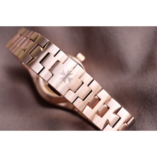 实拍【Vacheron Constantin江诗丹顿】纵横四海系列OVERSEAS女款小号型钢带款——一款极具魅力和旅行精神的女性腕表【表壳】直径36mm适合大部分女性佩戴,84颗圆形切割施华洛水更是钻璀璨夺目 【表盘】简约的大三针设计 旭日纹缎面拉丝的工艺处理 深邃优雅 时标均带白色夜光涂层 【机芯】CITIZEN8系列改Cal.5300机芯(机芯稳定零返修 ) 原装18k纳米镀金质摆陀 实拍【Vacheron Constantin江诗丹顿】纵横四海系列OVERSEAS女款小号型钢带款——一款极具魅力和旅行精神的女性腕表【表壳】直径36mm适合大部分女性佩戴,84颗圆形切割施华洛水更是钻璀璨夺目 【表盘】简约的大三针设计 旭日纹缎面拉丝的工艺处理 深邃优雅 时标均带白色夜光涂层 【机芯】CITIZEN8系列改Cal.5300机芯(机芯稳定零返修 ) 原装18k纳米镀金质摆陀