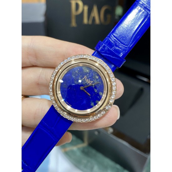 伯爵“时来运转”顶级奢侈品入门款四月季新配色 “青金石”表面可以看到星点状的黄铁矿,如同夜空中璀璨的群星第一眼看到它的时候我一眼就中,首先是外观设计足够百搭,旋转式表圈可自由转动,外层一圈可来回转动 很有寓意、一起“转动,遇见非凡”。百搭中号34尺寸!上手很秀气,宝蓝色鳄鱼皮可轻松拆卸 看上去就高端,机芯采用瑞士进口石英机芯,螺旋式表圈316L精钢打磨抛光 表面光亮如镜、表盘内圈钻石刻度 11颗⭕️圆形美钻、外圈42颗圆形美钻。 伯爵“时来运转”顶级奢侈品入门款四月季新配色 “青金石”表面可以看到星点状的黄铁矿,如同夜空中璀璨的群星第一眼看到它的时候我一眼就中,首先是外观设计足够百搭,旋转式表圈可自由转动,外层一圈可来回转动 很有寓意、一起“转动,遇见非凡”。百搭中号34尺寸!上手很秀气,宝蓝色鳄鱼皮可轻松拆卸 看上去就高端,机芯采用瑞士进口石英机芯,螺旋式表圈316L精钢打磨抛光 表面光亮如镜、表盘内圈钻石刻度 11颗⭕️圆形美钻、外圈42颗圆形美钻。