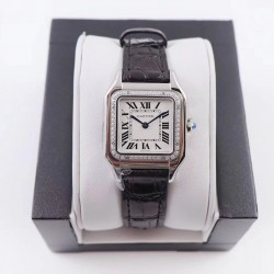 实拍 8848F Panthre de Cartier 卡地亚猎豹手表，华丽而不羁，是Panthre de Cartier猎豹所传达的美学风格。它线条流畅，魅惑动人，柔软服帖于腕间，宛若在肌肤上翩翩起舞。独特的造型彰显成熟优雅、自信动人的女性形象。表壳一体成型，搭配正品使用原装瑞士石英机芯，316L精钢壳套，镶嵌钻石 把头镶嵌一颗合成蓝色尖晶石，镀银表盘，剑形蓝钢指针，100%三度防水，尺寸：27 x 37毫米，22*30毫米，二个尺寸。每块表都有独立的机身编号。