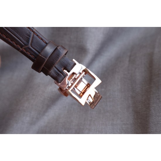 ★实拍 Vacheron Constantin江诗丹顿纵横四海系列OVERSEAS女款小号型2300v/2305v【表壳】表径3610.8mm 同步原装 质感细腻大方 蓝宝石镜面【字面】表盘经旭日纹缎面拉丝工艺处理 深邃优雅 18k金时标均带白色夜光涂层【机芯】CITIZEN8系列改Cal.5300机芯(机芯稳定零返修 )后原装18k纳米镀金质摆陀【表带扣】半马其他十字三片折叠式表扣 进口牛皮表带越欣赏 越懂欣赏 ★实拍 Vacheron Constantin江诗丹顿纵横四海系列OVERSEAS女款小号型2300v/2305v【表壳】表径3610.8mm 同步原装 质感细腻大方 蓝宝石镜面【字面】表盘经旭日纹缎面拉丝工艺处理 深邃优雅 18k金时标均带白色夜光涂层【机芯】CITIZEN8系列改Cal.5300机芯(机芯稳定零返修 )后原装18k纳米镀金质摆陀【表带扣】半马其他十字三片折叠式表扣 进口牛皮表带越欣赏 越懂欣赏