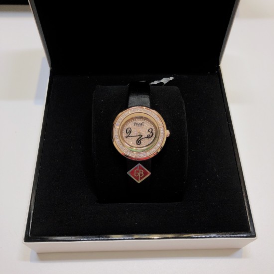【GB厂】伯爵-PIAGET POSSESSION 系列,全新高级珠宝系列,18K白金镶钻,旋转式表圈,镶嵌37颗圆型美钻,寓意着时来运转,富贵逼人,采用轻柔的缎面材质皮带,与钻石散发的耀眼光芒造型形成优雅对比。Piageet 以逾百年的奢华珠宝腕间闪耀之作铺镶满钻的字面 挑战美学工艺的界限 独特大胆的创意风格与凝练腕间的璀璨美学,正待 与您邂逅。尺寸29X6.8mm 【GB厂】伯爵-PIAGET POSSESSION 系列,全新高级珠宝系列,18K白金镶钻,旋转式表圈,镶嵌37颗圆型美钻,寓意着时来运转,富贵逼人,采用轻柔的缎面材质皮带,与钻石散发的耀眼光芒造型形成优雅对比。Piageet 以逾百年的奢华珠宝腕间闪耀之作铺镶满钻的字面 挑战美学工艺的界限 独特大胆的创意风格与凝练腕间的璀璨美学,正待 与您邂逅。尺寸29X6.8mm