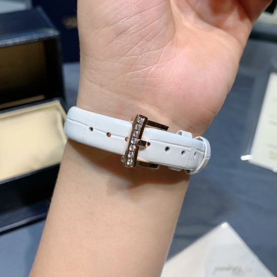 实拍 萧邦新款不断 重点推荐 重磅来袭 LHEUR DU DIAMANT珠宝镶系列，全套精钢镂空打造，光滑精致无暇，采用最新手法三爪镶石工艺，与原装正品一致，尺寸及细节完美至无可挑剔，整表美轮美奂由你任意搭配出行或各种宴会派对，该款专用进口石英机芯，走时稳定性众所周知！表扣饱满不显臃肿，蓝宝石水晶镜面，钻石及整个表扣呈现的弧度与镂空的鸟巢壳身完美绝配，搭配之对应效果令你无可挑剔，表带制作精良，狠下本钱采用进口高光牛皮 一点也不逊于市场的一般鳄鱼皮，尺寸：30mm厚10mm