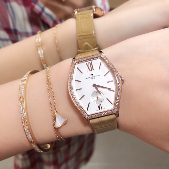 实拍 江诗丹顿-Vacheron Constantin 作为世界上历史悠久的钟表制造商从未停止生产,秉承悉力以赴,精益求精的品牌座右铭,其中有一款-Malte系列25530/000R-9742,经典酒桶型婉表,防磨水晶镜面,内部经反光处理,配置瑞士原装石英机芯,尺寸28.40*38.67毫米,厚度7.28毫米。表壳电镀18K白金/玫瑰金,表带有布绢带,牛皮带两种选择,针扣配带.市面最高版本,你值得拥有! 实拍 江诗丹顿-Vacheron Constantin 作为世界上历史悠久的钟表制造商从未停止生产,秉承悉力以赴,精益求精的品牌座右铭,其中有一款-Malte系列25530/000R-9742,经典酒桶型婉表,防磨水晶镜面,内部经反光处理,配置瑞士原装石英机芯,尺寸28.40*38.67毫米,厚度7.28毫米。表壳电镀18K白金/玫瑰金,表带有布绢带,牛皮带两种选择,针扣配带.市面最高版本,你值得拥有!