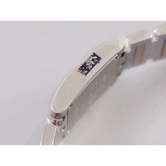 实拍 8848F出品卡地亚法国坦克!瑞士石英机芯,尺寸~25.35*20.3mm,其他的就不作多介绍了,均可官网查阅,下面我来讲讲它的迷人之处,坦克腕表家族中女性最喜欢的一个系列。首先正像坦克与履带的不可分离,法国坦克腕表的履带式表链不仅像一款简练的手镯将金属的光泽绽放无余,也更好的融合了坦克系列棱角分明、锐利的表壳边缘,二者的结合不仅使表款风格上有个完整的统一性,更是对坦克腕表系列的自由精神的完美诠释,因此法国坦克可谓是卡地亚坦克腕表系列之中的经典之作!保卡、吊牌、表带膜和外包装都有贴标型号!下手要快! 实拍 8848F出品卡地亚法国坦克!瑞士石英机芯,尺寸~25.35*20.3mm,其他的就不作多介绍了,均可官网查阅,下面我来讲讲它的迷人之处,坦克腕表家族中女性最喜欢的一个系列。首先正像坦克与履带的不可分离,法国坦克腕表的履带式表链不仅像一款简练的手镯将金属的光泽绽放无余,也更好的融合了坦克系列棱角分明、锐利的表壳边缘,二者的结合不仅使表款风格上有个完整的统一性,更是对坦克腕表系列的自由精神的完美诠释,因此法国坦克可谓是卡地亚坦克腕表系列之中的经典之作!保卡、吊牌、表带膜和外包装都有贴标型号!下手要快!