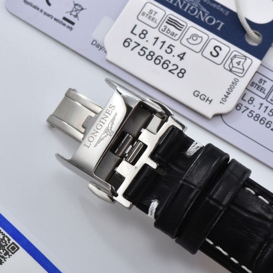 【赵丽颖同款】Longines浪琴 名匠系列情侣腕表。全新浪琴名匠月相腕表系列。 诠释女性高贵典雅。精钢表壳直径:34毫米尺寸。官方一致6字位月相1-31日期显示功能。进口石英机芯。三码合一。采用进口头层牛皮、原装蝴蝶扣。珍珠母贝表盘在女表中是运用较多的元素,浪琴为其搭配了12颗钻石时标,将女性魅力发挥到极致。盘面6点钟位置的小表盘显示月相和日期,兼顾实用性和浪漫感,精巧别致。字表盘扫描打版,颜色、“麦粒”格纹深浅、内影字体大小粗细与正品完全一致。 三码合一认准编号 【赵丽颖同款】Longines浪琴 名匠系列情侣腕表。全新浪琴名匠月相腕表系列。 诠释女性高贵典雅。精钢表壳直径:34毫米尺寸。官方一致6字位月相1-31日期显示功能。进口石英机芯。三码合一。采用进口头层牛皮、原装蝴蝶扣。珍珠母贝表盘在女表中是运用较多的元素,浪琴为其搭配了12颗钻石时标,将女性魅力发挥到极致。盘面6点钟位置的小表盘显示月相和日期,兼顾实用性和浪漫感,精巧别致。字表盘扫描打版,颜色、“麦粒”格纹深浅、内影字体大小粗细与正品完全一致。 三码合一认准编号