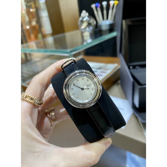全网女生听我的!买它…❤️。 伯爵“时来运转”顶级奢侈品入门款精致的 29mm尺寸大小!第一眼看到它的时候我一眼就中,首先是外观设计足够百搭,➕上外层一圈可来回转动 很有寓意、一起“转动,遇见非凡”。上手很秀气,彩色鳄鱼皮可轻松拆卸 看上去就高端,机芯采用瑞士进口石英机芯,螺旋式表圈316L精钢打磨抛光 表面光亮如镜、表盘内圈钻石刻度 11颗⭕️圆形美钻(约0.07克拉)外圈一颗圆形美钻(约0.05克拉) 全网女生听我的!买它…❤️。 伯爵“时来运转”顶级奢侈品入门款精致的 29mm尺寸大小!第一眼看到它的时候我一眼就中,首先是外观设计足够百搭,➕上外层一圈可来回转动 很有寓意、一起“转动,遇见非凡”。上手很秀气,彩色鳄鱼皮可轻松拆卸 看上去就高端,机芯采用瑞士进口石英机芯,螺旋式表圈316L精钢打磨抛光 表面光亮如镜、表盘内圈钻石刻度 11颗⭕️圆形美钻(约0.07克拉)外圈一颗圆形美钻(约0.05克拉)