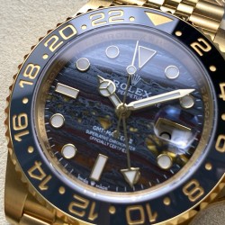 新品！ROLEX 劳力士 铁虎眼石表盘，每一片表盘都不同纹路(虎眼石,红碧玉和赤铁矿三种材质混合在一起,呈现出独特的金黄色和橙色的光泽)格林尼治GMT 3285一体机72小时储能 圈口过渡无痕，贵金属钢印扣子！