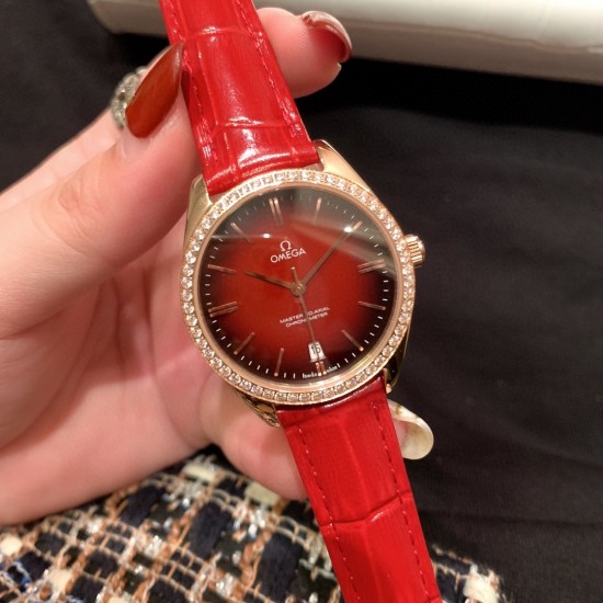 ★实拍 欧米茄-OMEGA 欧米茄碟飞名典系列 女士腕表 欧米茄名典腕表诞生于1949年,其纤薄而典雅的金质表壳别具一格,内部搭载的超薄机芯极具传奇色彩。渐变色弧面表盘,搭配抛光18K金指针,6点位设置有日历窗口,34mm玫瑰金表壳配以多色双面意大利牛皮表带。低调的奢华,简约而不简单. ★实拍 欧米茄-OMEGA 欧米茄碟飞名典系列 女士腕表 欧米茄名典腕表诞生于1949年,其纤薄而典雅的金质表壳别具一格,内部搭载的超薄机芯极具传奇色彩。渐变色弧面表盘,搭配抛光18K金指针,6点位设置有日历窗口,34mm玫瑰金表壳配以多色双面意大利牛皮表带。低调的奢华,简约而不简单.