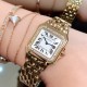 实拍 GF最强女表系列——卡地亚猎豹Panthre de Cartier。华丽而不羁,是Panthre de Cartier猎豹所传达的美学风格。它线条流畅,魅惑动人,柔软服帖于腕间,宛若在肌肤上翩翩起舞。独特的造型彰显成熟优雅、自信动人的女性形象。GF工厂以精湛技艺,原装开模,打造出与正品无异的精美流线表耳,与表壳一体成型。搭载瑞士朗达石英机芯,316L精钢壳套,尺寸:27 x 37毫米,厚度:6毫米,镀银表盘,剑形蓝钢指针,100%三度防水。搭配专柜旅行包装物料。 实拍 GF最强女表系列——卡地亚猎豹Panthre de Cartier。华丽而不羁,是Panthre de Cartier猎豹所传达的美学风格。它线条流畅,魅惑动人,柔软服帖于腕间,宛若在肌肤上翩翩起舞。独特的造型彰显成熟优雅、自信动人的女性形象。GF工厂以精湛技艺,原装开模,打造出与正品无异的精美流线表耳,与表壳一体成型。搭载瑞士朗达石英机芯,316L精钢壳套,尺寸:27 x 37毫米,厚度:6毫米,镀银表盘,剑形蓝钢指针,100%三度防水。搭配专柜旅行包装物料。