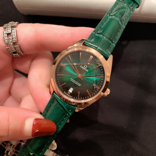 ★实拍 欧米茄-OMEGA 欧米茄碟飞名典系列 女士腕表 欧米茄名典腕表诞生于1949年,其纤薄而典雅的金质表壳别具一格,内部搭载的超薄机芯极具传奇色彩。渐变色弧面表盘,搭配抛光18K金指针,6点位设置有日历窗口,34mm玫瑰金表壳配以多色双面意大利牛皮表带。低调的奢华,简约而不简单. ★实拍 欧米茄-OMEGA 欧米茄碟飞名典系列 女士腕表 欧米茄名典腕表诞生于1949年,其纤薄而典雅的金质表壳别具一格,内部搭载的超薄机芯极具传奇色彩。渐变色弧面表盘,搭配抛光18K金指针,6点位设置有日历窗口,34mm玫瑰金表壳配以多色双面意大利牛皮表带。低调的奢华,简约而不简单.