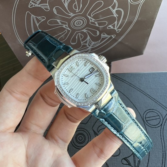 百达翡丽Nautilus 系列7010R最美鹦鹉螺。整个表盘、表壳以及标志性的“锚链式”表耳都采用全手工雪花密镶钻石,以优雅外观体现超卓工艺,美若冰晶,腕表中的“蓝血贵族”。采用32mm表径 上手贴合,进口石英机芯 走时精准,表壳采用不锈钢18k镀玫瑰金,表圈镶嵌46颗,搭配美洲鳄鱼皮表带。送礼自戴首选! 百达翡丽Nautilus 系列7010R最美鹦鹉螺。整个表盘、表壳以及标志性的“锚链式”表耳都采用全手工雪花密镶钻石,以优雅外观体现超卓工艺,美若冰晶,腕表中的“蓝血贵族”。采用32mm表径 上手贴合,进口石英机芯 走时精准,表壳采用不锈钢18k镀玫瑰金,表圈镶嵌46颗,搭配美洲鳄鱼皮表带。送礼自戴首选!