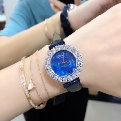 实拍 萧邦新款不断 重点推荐 重磅来袭 LHEUR DU DIAMANT珠宝镶系列，全套精钢镂空打造，光滑精致无暇，采用最新手法三爪镶石工艺，与原装正品一致，尺寸及细节完美至无可挑剔，整表美轮美奂由你任意搭配出行或各种宴会派对，该款专用进口机械机芯，整机保持原状态无改动，稳定性众所周知！表扣饱满不显臃肿，七颗钻石及整个表扣呈现的弧度与镂空的鸟巢壳身完美绝配，搭配之对应效果令你无可挑剔，表带制作精良，狠下本钱采用进口高光牛皮 一点也不逊于市场的一般鳄鱼皮。