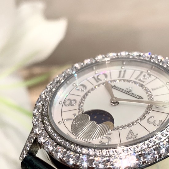 实拍 积家-Jaeger-LeCoultre DAZZLING RENDEZ- VOUS MOON约会系列月相珠宝腕表月之女神,是浪漫与柔美的象征,她掌管着大自然中的潮起潮落和季节更替,是艺术家与诗人们的灵感源泉,在温润莹亮的白色珍珠母贝映衬下,晶莹璀璨的钻石散发出夜空般的静谧之美,表圈镶嵌108颗 钻石,组成两个环绕表壳的同心圆。由36颗以爪镶工艺镶嵌的 钻石组成的外圈,为光芒闪耀的表圈营造出轻盈美妙的质感,尺寸36mm的精钢表壳搭配进口瑞士石英,采用蓝宝石水晶玻璃。 实拍 积家-Jaeger-LeCoultre DAZZLING RENDEZ- VOUS MOON约会系列月相珠宝腕表月之女神,是浪漫与柔美的象征,她掌管着大自然中的潮起潮落和季节更替,是艺术家与诗人们的灵感源泉,在温润莹亮的白色珍珠母贝映衬下,晶莹璀璨的钻石散发出夜空般的静谧之美,表圈镶嵌108颗 钻石,组成两个环绕表壳的同心圆。由36颗以爪镶工艺镶嵌的 钻石组成的外圈,为光芒闪耀的表圈营造出轻盈美妙的质感,尺寸36mm的精钢表壳搭配进口瑞士石英,采用蓝宝石水晶玻璃。