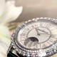 实拍 积家-Jaeger-LeCoultre DAZZLING RENDEZ- VOUS MOON约会系列月相珠宝腕表月之女神,是浪漫与柔美的象征,她掌管着大自然中的潮起潮落和季节更替,是艺术家与诗人们的灵感源泉,在温润莹亮的白色珍珠母贝映衬下,晶莹璀璨的钻石散发出夜空般的静谧之美,表圈镶嵌108颗 钻石,组成两个环绕表壳的同心圆。由36颗以爪镶工艺镶嵌的 钻石组成的外圈,为光芒闪耀的表圈营造出轻盈美妙的质感,尺寸36mm的精钢表壳搭配进口瑞士石英,采用蓝宝石水晶玻璃。 实拍 积家-Jaeger-LeCoultre DAZZLING RENDEZ- VOUS MOON约会系列月相珠宝腕表月之女神,是浪漫与柔美的象征,她掌管着大自然中的潮起潮落和季节更替,是艺术家与诗人们的灵感源泉,在温润莹亮的白色珍珠母贝映衬下,晶莹璀璨的钻石散发出夜空般的静谧之美,表圈镶嵌108颗 钻石,组成两个环绕表壳的同心圆。由36颗以爪镶工艺镶嵌的 钻石组成的外圈,为光芒闪耀的表圈营造出轻盈美妙的质感,尺寸36mm的精钢表壳搭配进口瑞士石英,采用蓝宝石水晶玻璃。