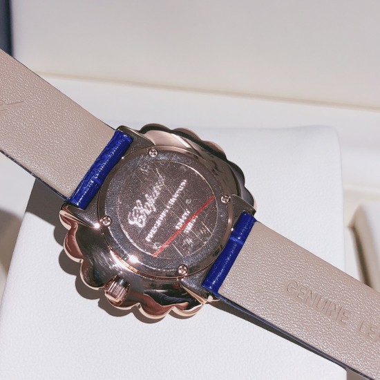 实拍 萧邦-Chopard❥ Precious Chopard系列❥瑞士石英机芯❥蓝宝石玻璃镜面❥表壳直径约36mm 厚度约8mm❥今年以“舞会”为主题,推出Precious Chopard系列高级珠宝与珠宝表新作。以钻石和多种彩色贵重宝石为Precious Chopard系列珠宝装饰出华丽的外衣,由最出色的珠宝师以卓绝工艺精心制作,散发出盛大晚会的恢宏气势。 实拍 萧邦-Chopard❥ Precious Chopard系列❥瑞士石英机芯❥蓝宝石玻璃镜面❥表壳直径约36mm 厚度约8mm❥今年以“舞会”为主题,推出Precious Chopard系列高级珠宝与珠宝表新作。以钻石和多种彩色贵重宝石为Precious Chopard系列珠宝装饰出华丽的外衣,由最出色的珠宝师以卓绝工艺精心制作,散发出盛大晚会的恢宏气势。