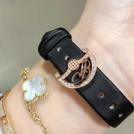 品牌:宝玑-Breguet ™️系列:珠宝系列 现推出石英版本 宝玑GJ29BB8924/5D58 雕花珍珠贝母 镶钻 女士腕表表壳电镀18K金鹅卵形表壳,外缘镶嵌24颗明亮式切割钻石和一颗日本Akoya 海水珍珠。尺寸:34.4 x 28.7毫米。表盘为玑镂刻花珍珠母贝。12点位置镶嵌宝玑铭牌。偏心小时刻度环,3点、6点、9点和12点位置设有钻石时标。宝玑经典针尖镂空式蓝钢指针。镌刻编号和Breguet隐形签名。丝缎表带,搭配折叠镶钻表扣。 品牌:宝玑-Breguet ™️系列:珠宝系列 现推出石英版本 宝玑GJ29BB8924/5D58 雕花珍珠贝母 镶钻 女士腕表表壳电镀18K金鹅卵形表壳,外缘镶嵌24颗明亮式切割钻石和一颗日本Akoya 海水珍珠。尺寸:34.4 x 28.7毫米。表盘为玑镂刻花珍珠母贝。12点位置镶嵌宝玑铭牌。偏心小时刻度环,3点、6点、9点和12点位置设有钻石时标。宝玑经典针尖镂空式蓝钢指针。镌刻编号和Breguet隐形签名。丝缎表带,搭配折叠镶钻表扣。
