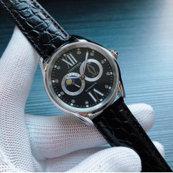 卡地亚 CARTIER R60 首款星辰腕表。此款卡地亚采用A制精钢打造出以直径为42mmx11.5mm，引进最新打磨的进口机芯—型号:8219-23A改装机芯，前所未有的走时精准 与性能稳定统一于一身。不惜成本.得到卡地亚原装的皮带和原装折叠扣。从外观看它不是家族中的显贵，但一定是家族的骄傲、低调而奢华。三杰精致推荐男士机械腕表 SJ为你精心挑选超真实实物图拍摄