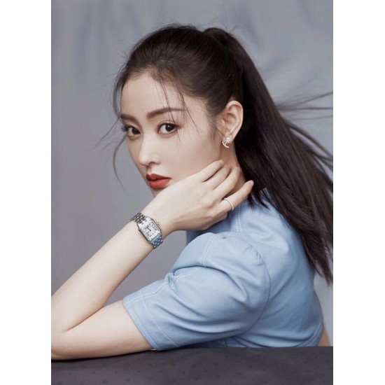 卡地亚猎豹 Panthre de Cartier华丽而不羁,线条流畅,柔软服帖于腕间,宛若在肌肤上翩翩起舞。独特的造型彰显成熟优雅、自信动人的女性形象。 卡地亚猎豹 Panthre de Cartier华丽而不羁,线条流畅,柔软服帖于腕间,宛若在肌肤上翩翩起舞。独特的造型彰显成熟优雅、自信动人的女性形象。