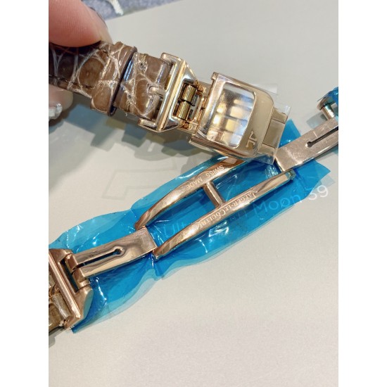 独家实拍,认准品质与细节女人的三大梦想之一,积家约会系列流星腕表 以珍稀工艺呈现变幻莫测的绚烂流星,蓝宝石玻璃,原装折叠扣!尺寸:33mm,厚10mm! 独家实拍,认准品质与细节女人的三大梦想之一,积家约会系列流星腕表 以珍稀工艺呈现变幻莫测的绚烂流星,蓝宝石玻璃,原装折叠扣!尺寸:33mm,厚10mm!