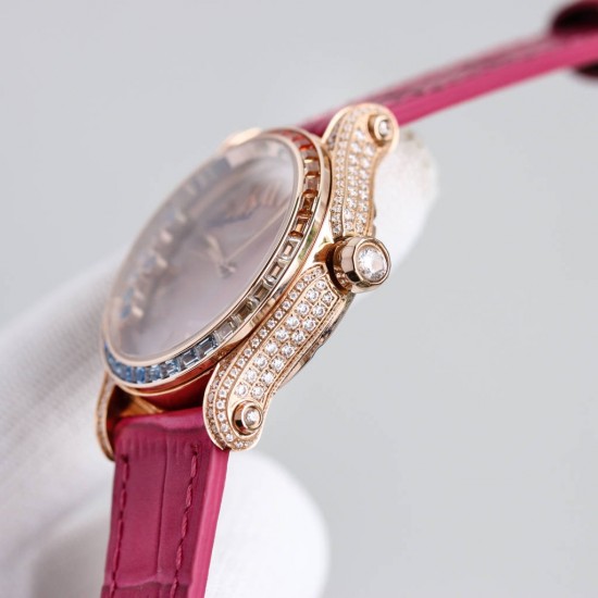 萧邦新款chopard Happy Sport系列之彩钻腕表,以精钢搭配钻石,凝固刹那时刻,绽放隽永气质!精彩细节:1⃣️搭载与众不同的珍珠贝母字面,纹理和放射出来的光晕实属完美。2⃣️表盘搭配7颗快乐彩钻,采用施华洛世奇水晶,颗颗饱满闪烁!每一个颗的底座都是精雕细琢,以求实现正品钻珠那一致的旋转运动的效果!3⃣️壳套316L精钢表壳两侧均镶嵌顶级施华洛世奇水晶,颗颗火彩熠熠,色泽白净透亮4⃣️搭配海鸥2892机芯机械!AN Factory精品之作 时间总让人惊喜不断 您绝对值得拥有!欢迎您的品鉴! 萧邦新款chopard Happy Sport系列之彩钻腕表,以精钢搭配钻石,凝固刹那时刻,绽放隽永气质!精彩细节:1⃣️搭载与众不同的珍珠贝母字面,纹理和放射出来的光晕实属完美。2⃣️表盘搭配7颗快乐彩钻,采用施华洛世奇水晶,颗颗饱满闪烁!每一个颗的底座都是精雕细琢,以求实现正品钻珠那一致的旋转运动的效果!3⃣️壳套316L精钢表壳两侧均镶嵌顶级施华洛世奇水晶,颗颗火彩熠熠,色泽白净透亮4⃣️搭配海鸥2892机芯机械!AN Factory精品之作 时间总让人惊喜不断 您绝对值得拥有!欢迎您的品鉴!
