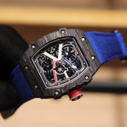 理查德米勒 Richard Mille  RM67-02跳高之王冠军款 1:1精准开模 采用100%的(NTPT碳纤维/陶瓷材料)制造 形成表壳上的特殊纹理 搭载原装西铁城全自动机械机芯 摆幅28800 无论壳身大小零散小件也是精心设计 技术成熟并独具动感的线条设计优点 搭配特色尼龙表带 尺寸48X42mm！！！